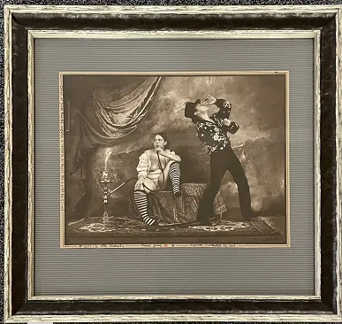Historická fotografie Jana Šaudeka v ateliéru s postavami.