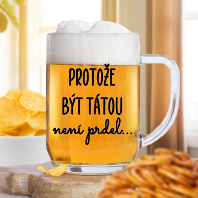 Sklenička piva s vtipným přáním k narozeninám pro tatínky.