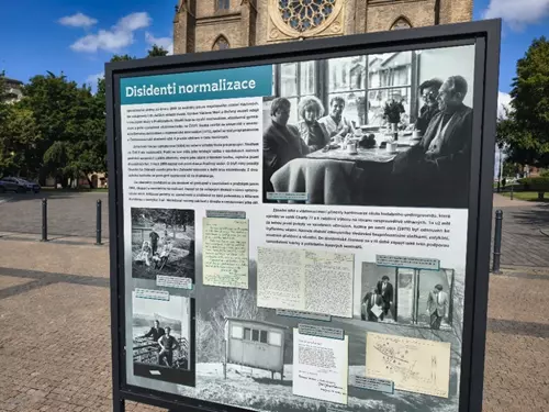 Informační tabule o normalizačním období v Praze na náměstí.