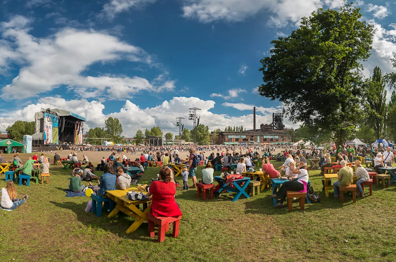 Velká hromada lidí na venkovním festiválu v Ostravě.