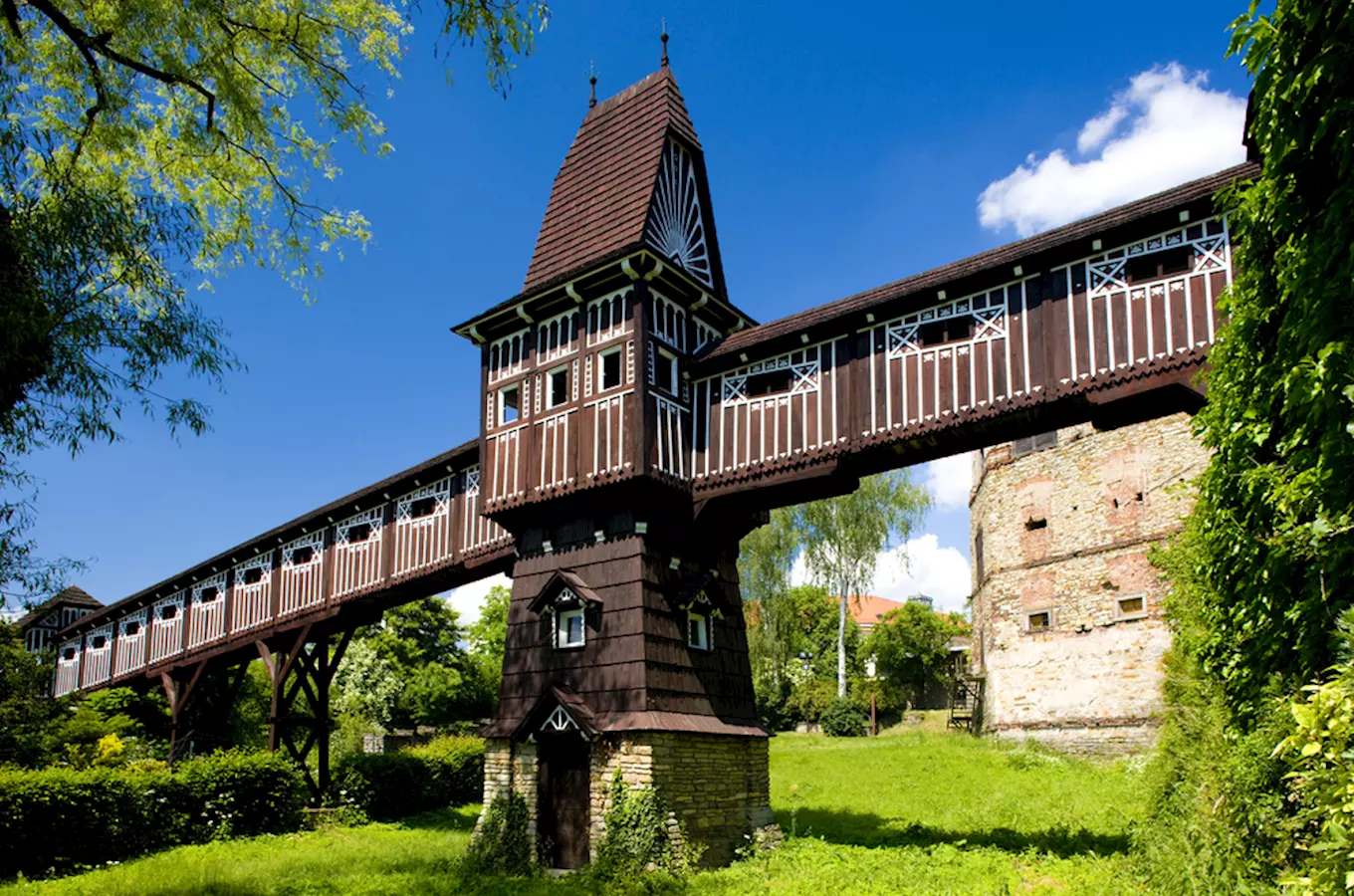 Historická dřevění věž na mostě v Novém Městě nad Metují.