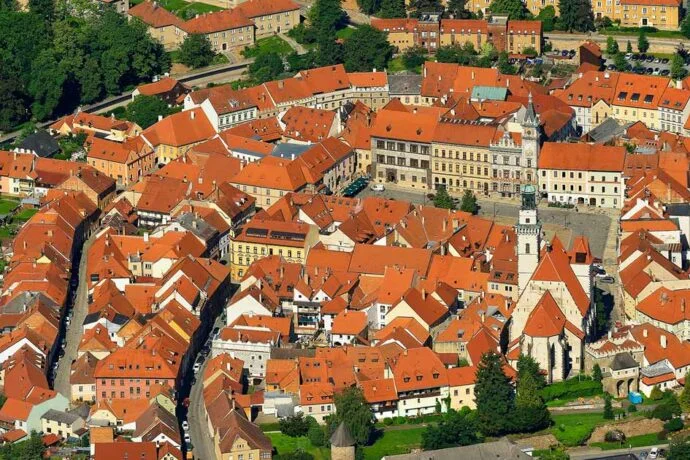 Vzdušný pohled na historické město Frymburk s červenými střechami.