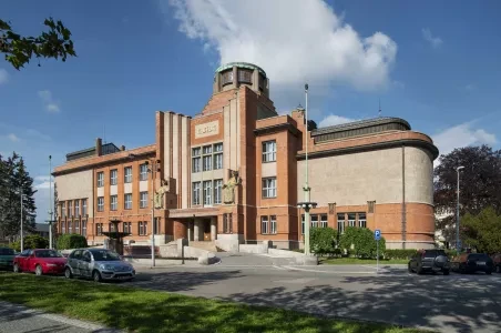 Historická budova v centru města Hradce Králové s parkováním uvnitř.