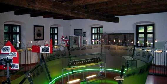 Výstavní sál muzea v Novém Jičíně s exponáty a vlajkami.