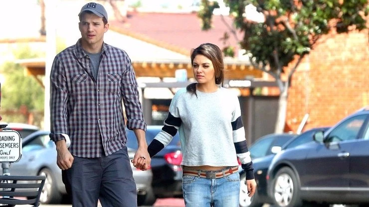 Ashton Kutcher s miloune kunise jdou ruku v ruce po ulici