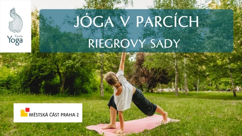 Žena dělá jógu venku v parku Riegrový sady Praha
