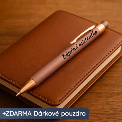 Zlatý pero s nápisem na hnědém sešitu pro učitelku.