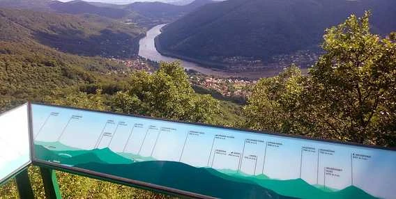Pohled na řeku z výhledu s informační tabulí v Ústí nad Labem