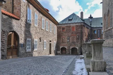 Historická ulice s kamennými domy v Poděbradech