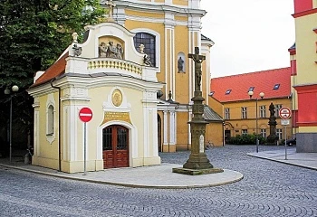 Historická kostel v Přerově s křížem na náměstí.