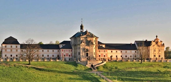 Historie zámku a nemocnice v Kuku na kopci.