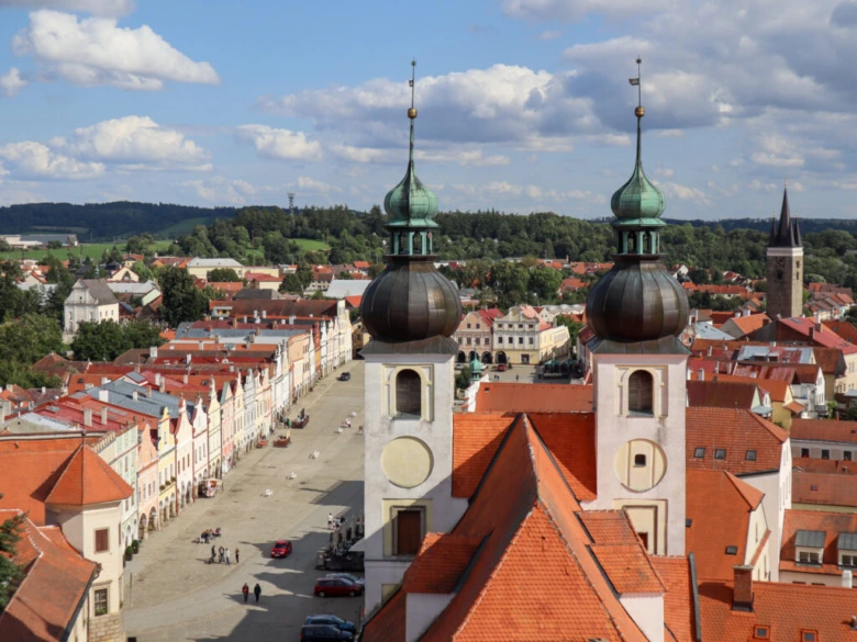 Věž kostelů na náměstí v historickém městě Telč