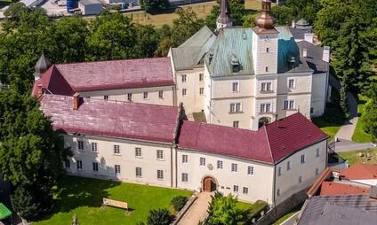 Pohled na historický hradní komplex v Frýdku-Místku z výšky.