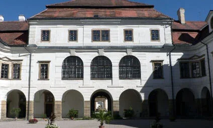 Historická budova s arkádami v Rychnově nad Kněžnou