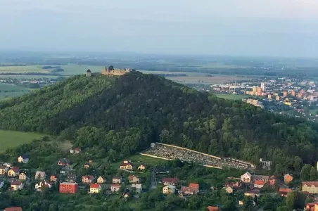 Zámek na kopci nad městem Valašské Meziříčí s okolní krajinou.