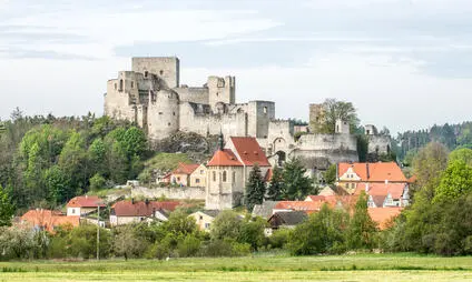 Zámek na kopci nad vesnicí v Sušici s okolím