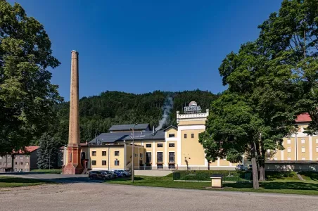 Historická tovární budova s komínem v Dolní Moravě