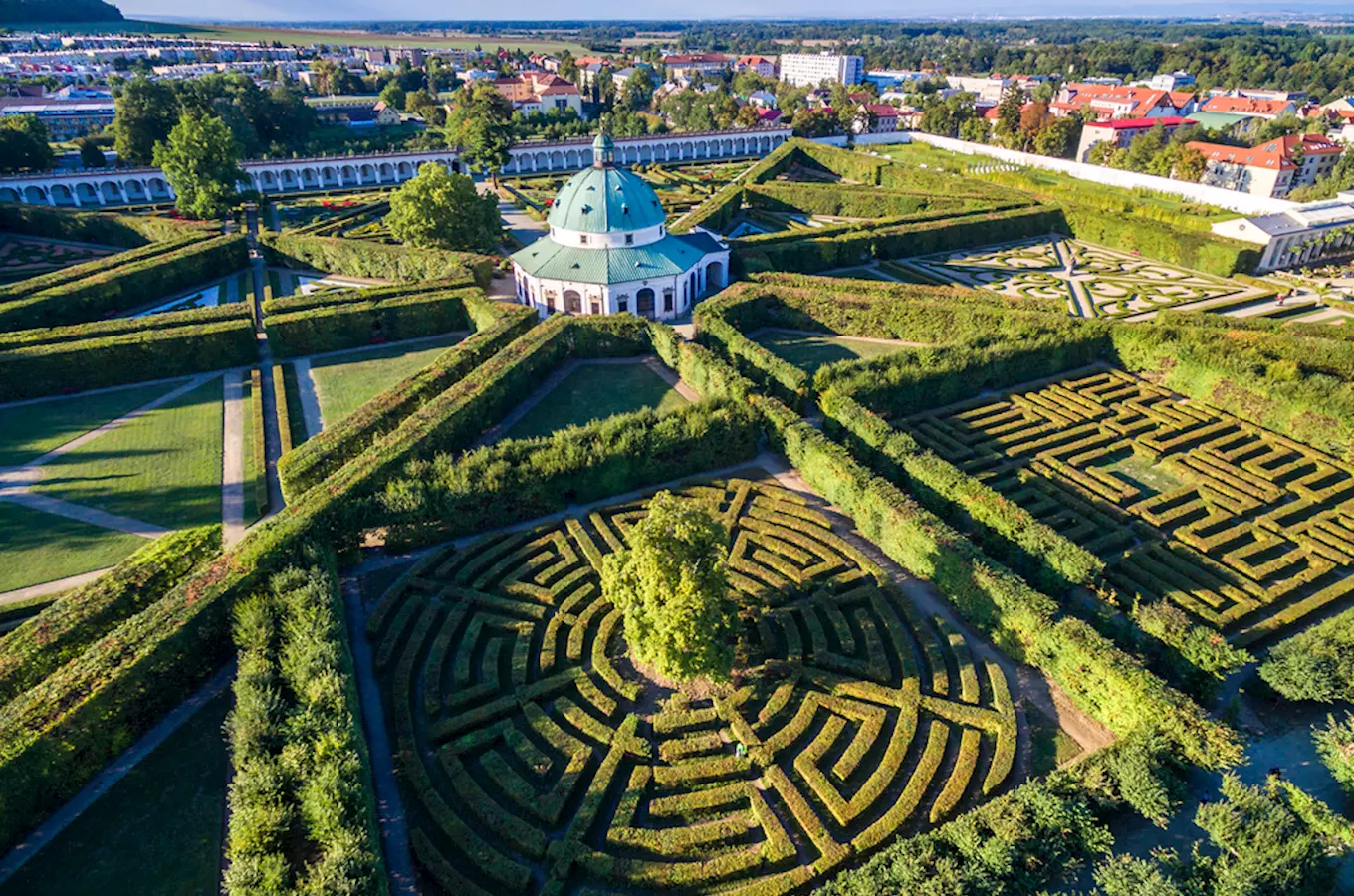 Pohled na zeleň v kroměřížském parku s labiryntem.