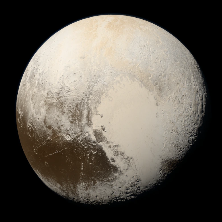 Fotografie trpasličí planety Pluto s viditelnými krátery a povrchovými detaily.