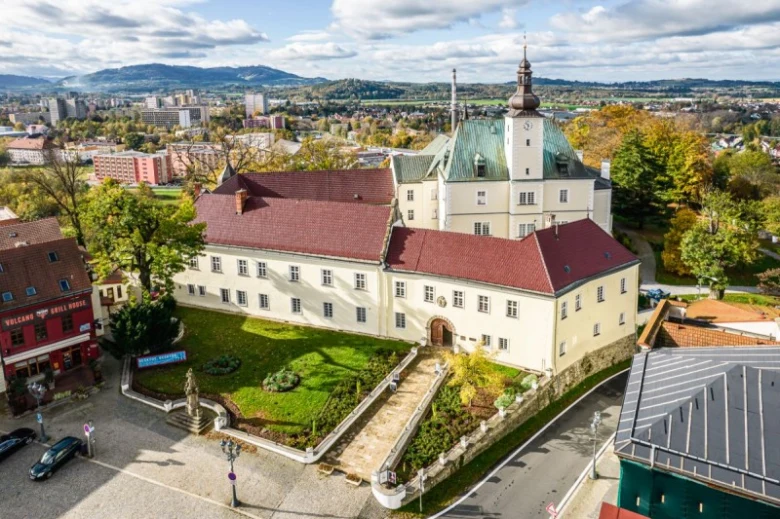 Pohled na hrad ve Frýdku-Místku z výšky s okolní krajinou.