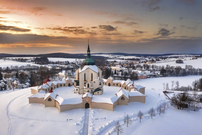 Mnichovský klášter v Bystrici nad Pernštejnem zasněžená krajina