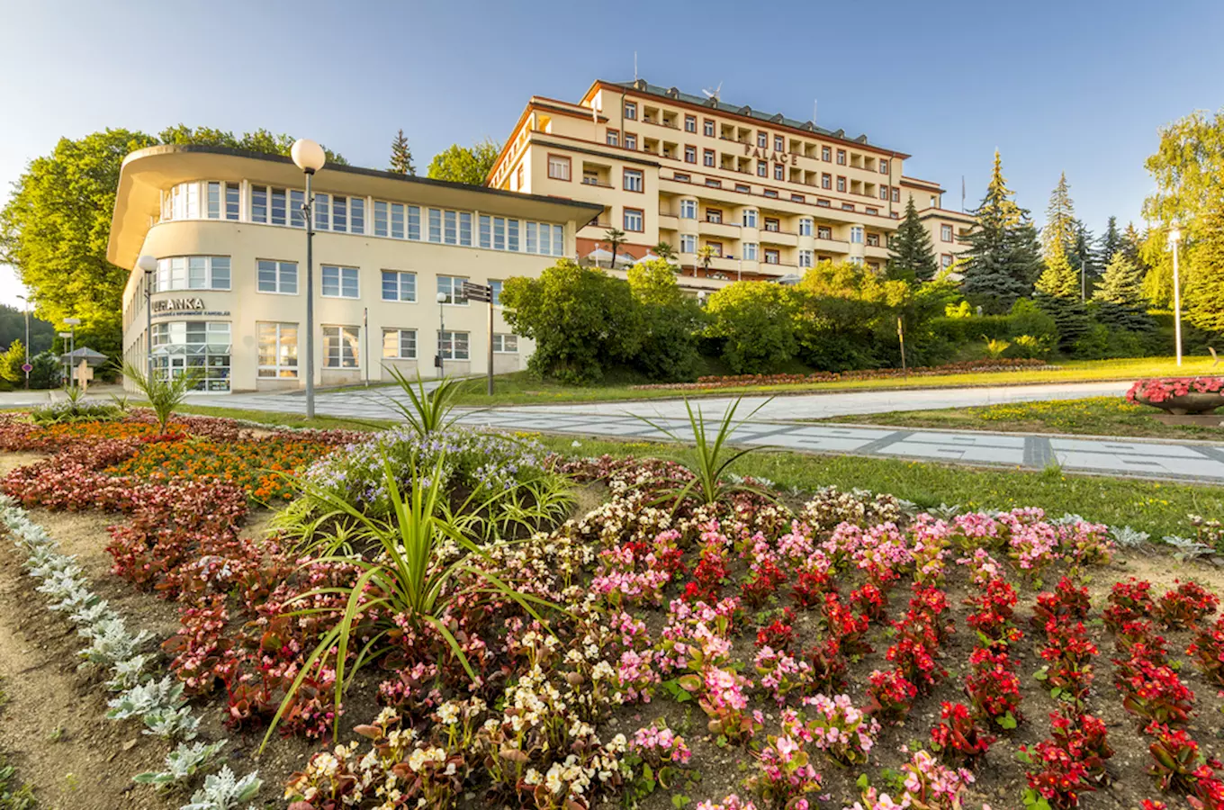 Hotel v Luhacovicich s kvetinovou zahradou