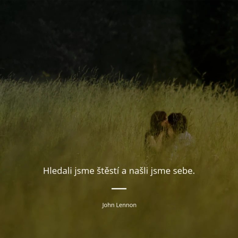 Pár se líbá v poli s citátem o lásce od Johna Lennona.