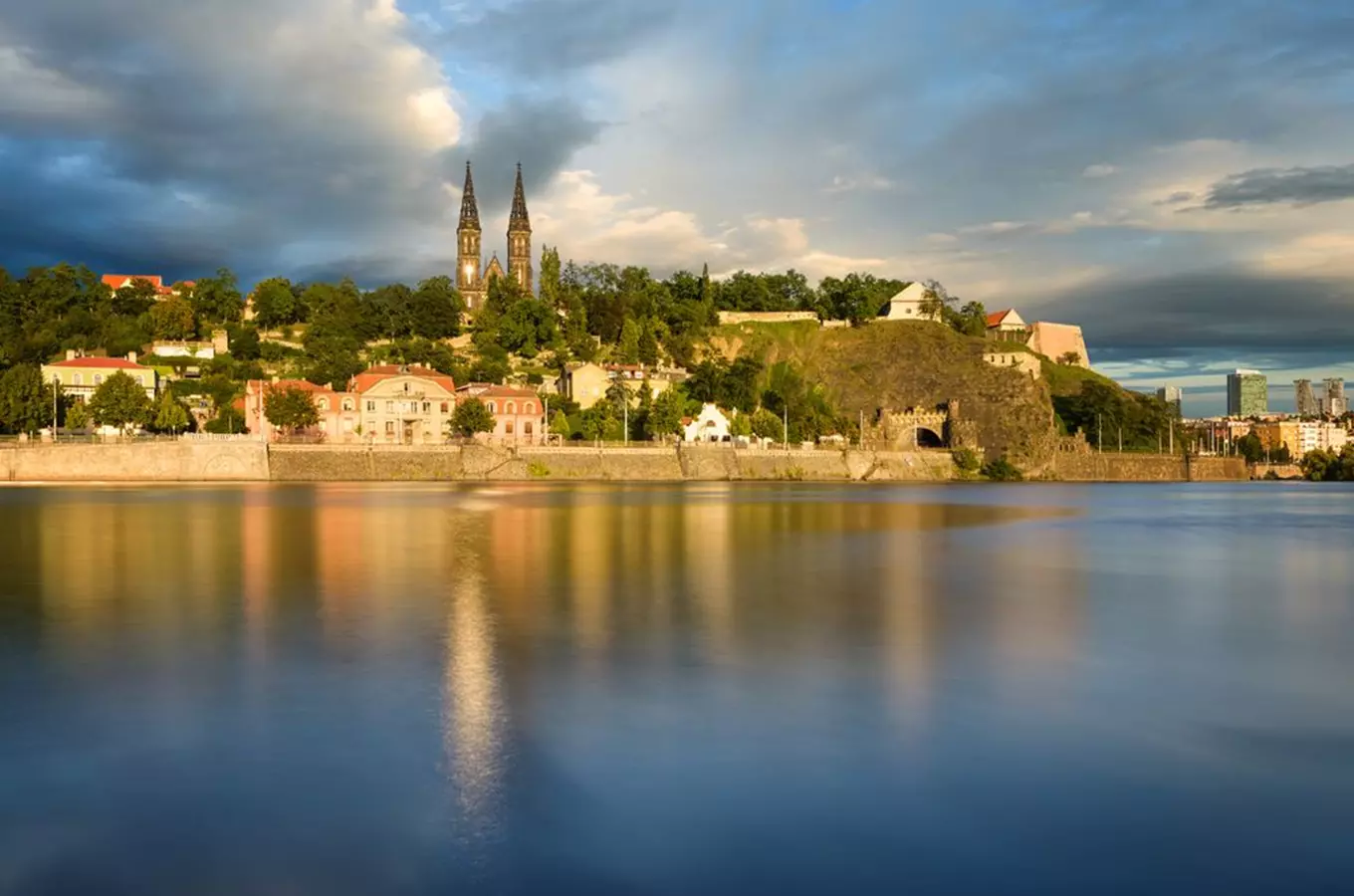 Zámek Vyšehrad v Praze s odrazem ve Vltavě