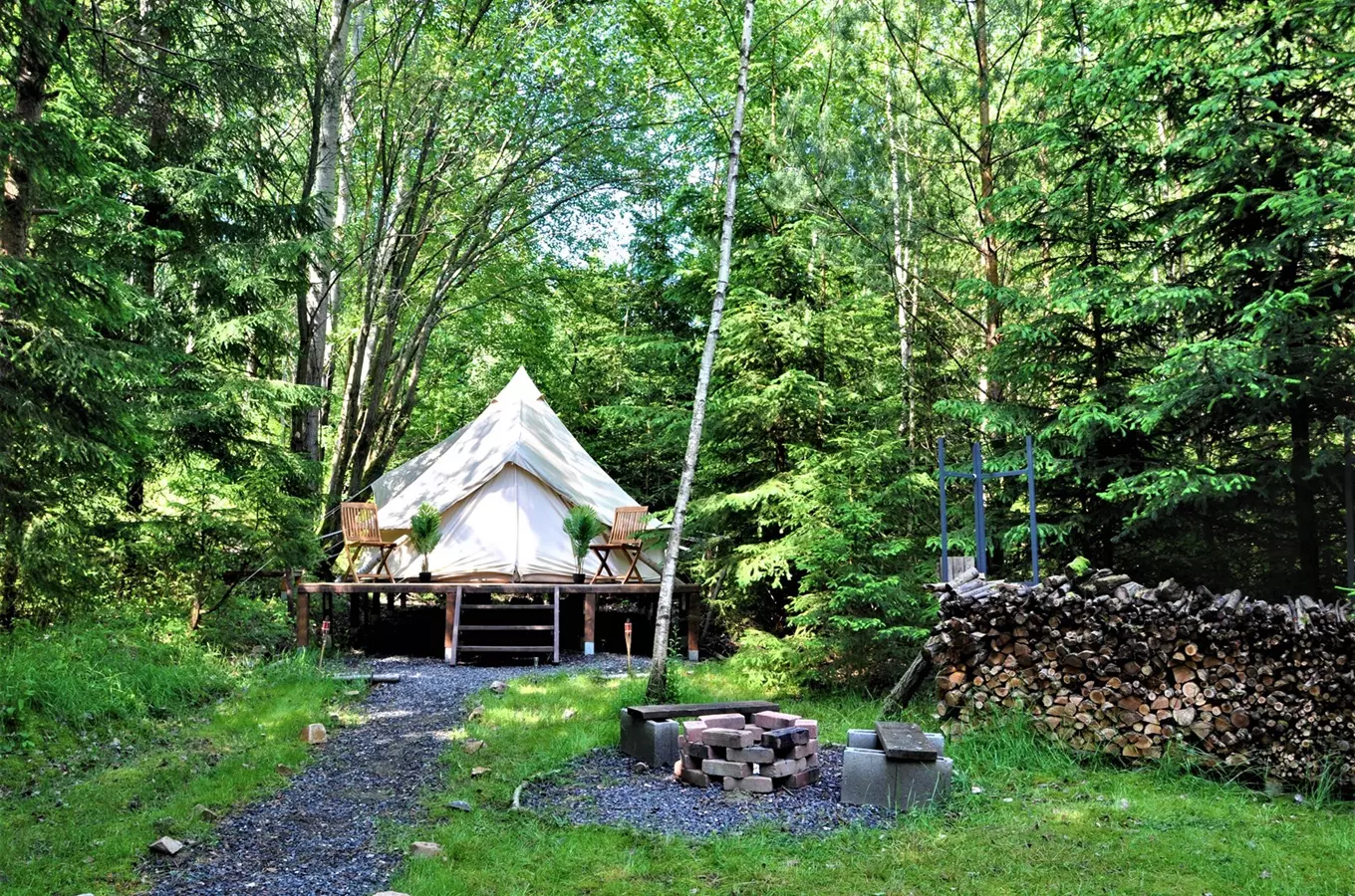 Bílá stanová ubytování v lese pro glamping pobyty