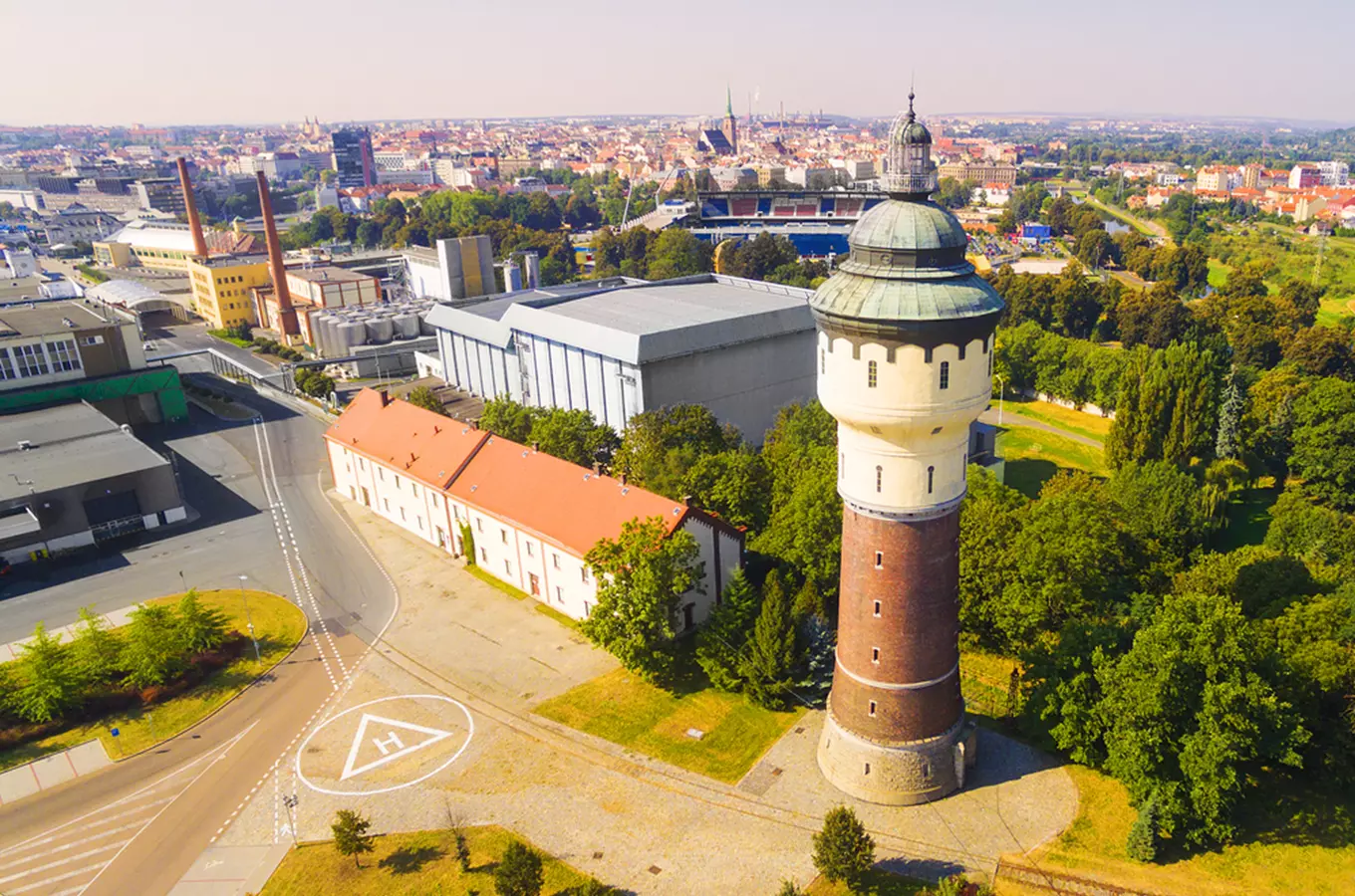 Historická vodárenská věž v Plzni s panoramatickým výhledem na město.
