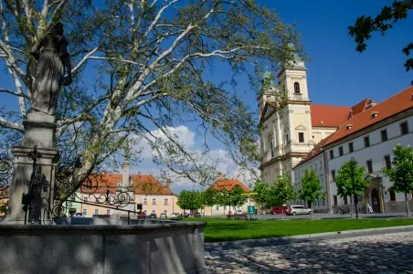 Hlavní náměstí v Břeclavi s kostelem sv. Václava a sochou.
