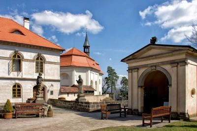 Dvůr hradu a zámku Valdštejn s kaplí a sochami.