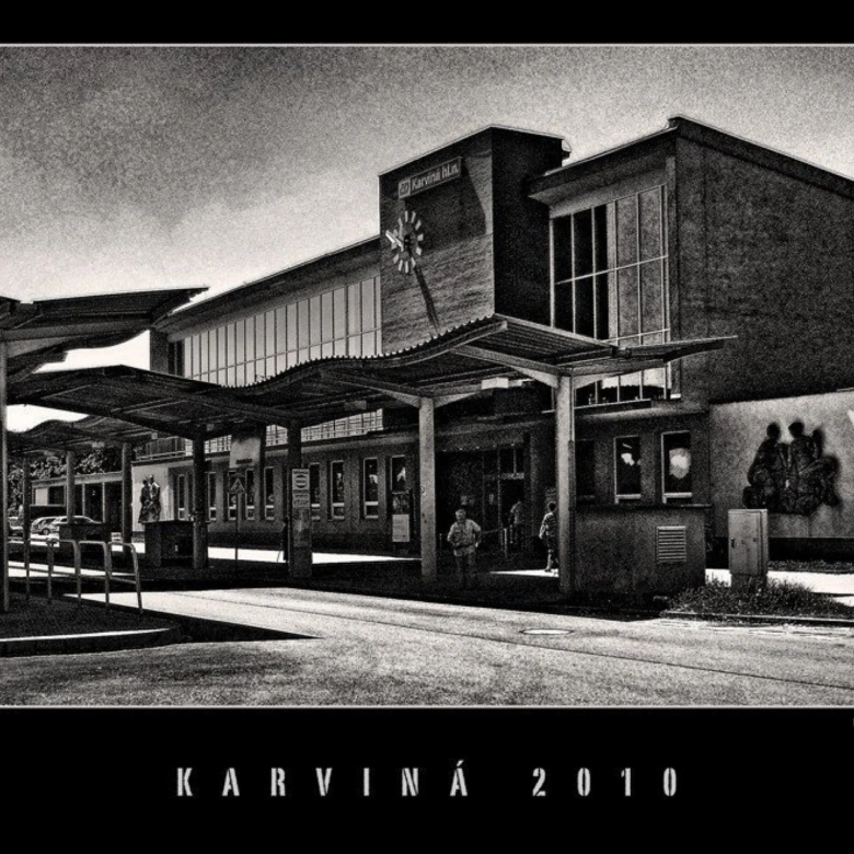 Fotografie budovy v Karviné z roku 2010 s hodinami na fasádě.