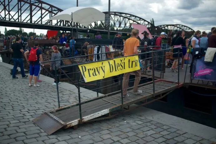 Trh na plavce v Praze s lidmi a stánky.