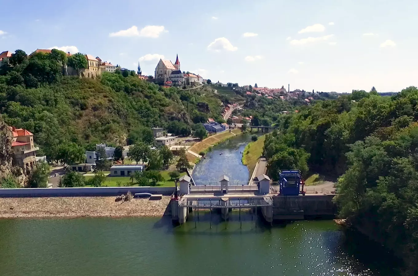 Pohled na řeku s historickým městem na kopci ve Znojmě