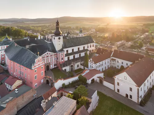 Vzdušný pohled na hradní komplex v Broumově při západu slunce.