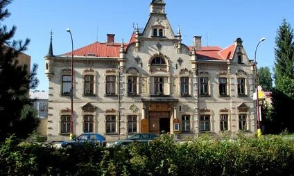 Historická radnice ve Svitavách s červenou střechou.