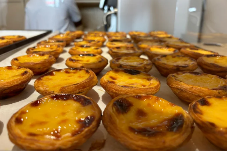 Portugalsko: typické pastéle s vejce v zlatohnědém pečení.
