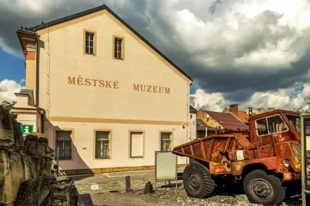 Městské muzeum v Hlinsku s oranžovým nákladním vozem.