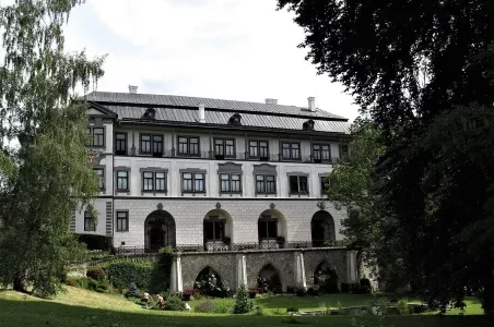 Historická budova v Novém Městě na Moravě s zahradou.