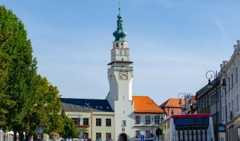 Věž radnice v Blanšce na náměstí pod modrou oblohou.