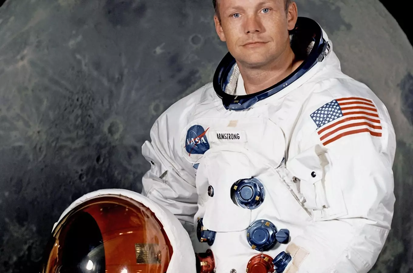 Portrét amerického kosmonauta Neila Armastronga v obleku s hvězdami.