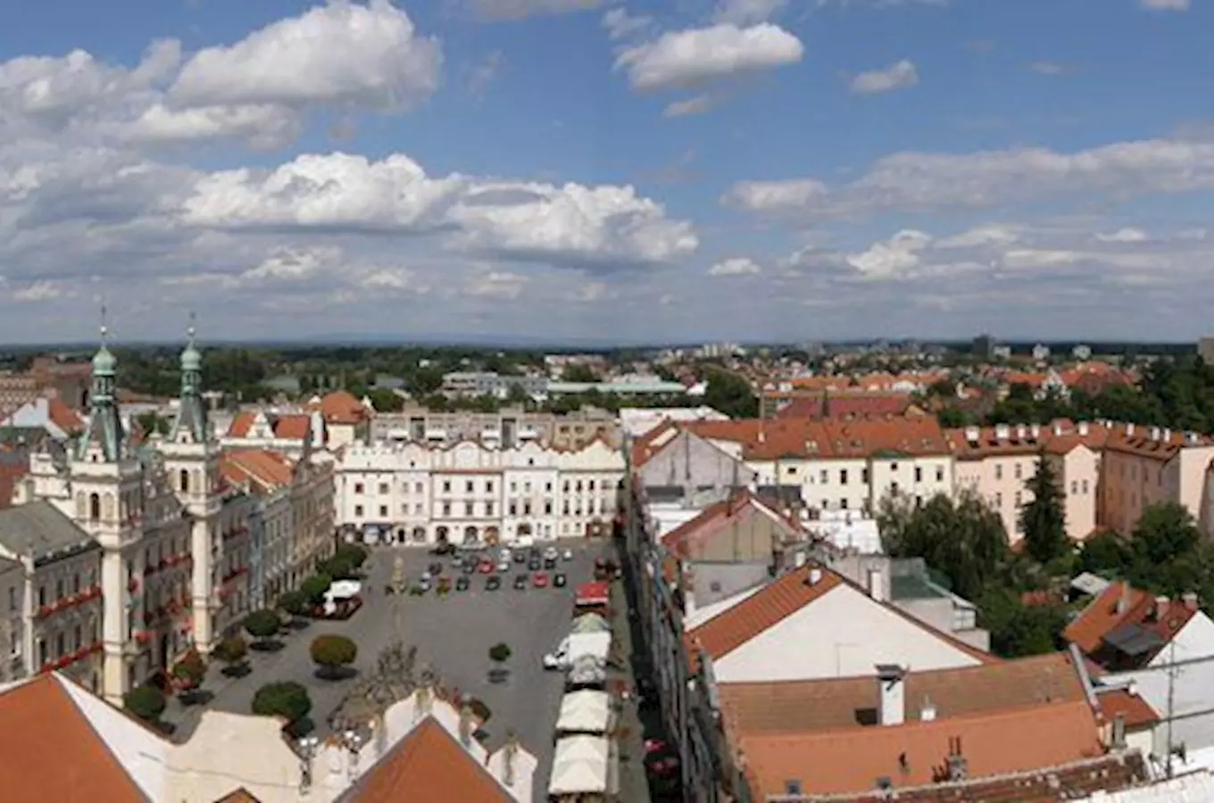 Pohled na náměstí v centru města Pardubice s historickými budovami.