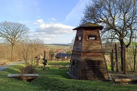 Dřevěná vyhlídková věž na kopci v Bílých Karpatech.