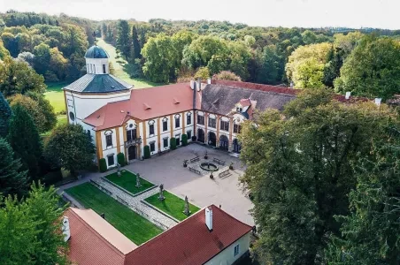 Zámek Žleby s fontánou v nádvoří obklopený lesy