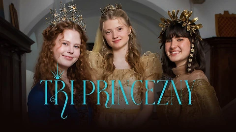 Tři princezny v kostýmech pro české pohádky.