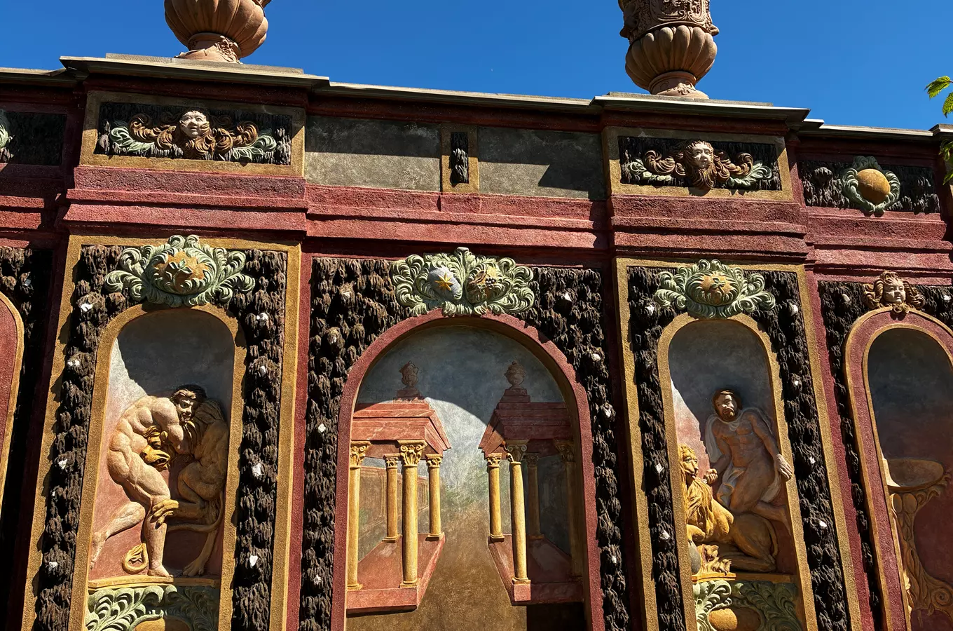 Detail fasády Trojského zámku v Praze s reliéfy.