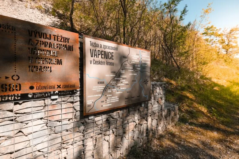 Informační tabule o těžbě vápence v Českém krasu u Berouně.