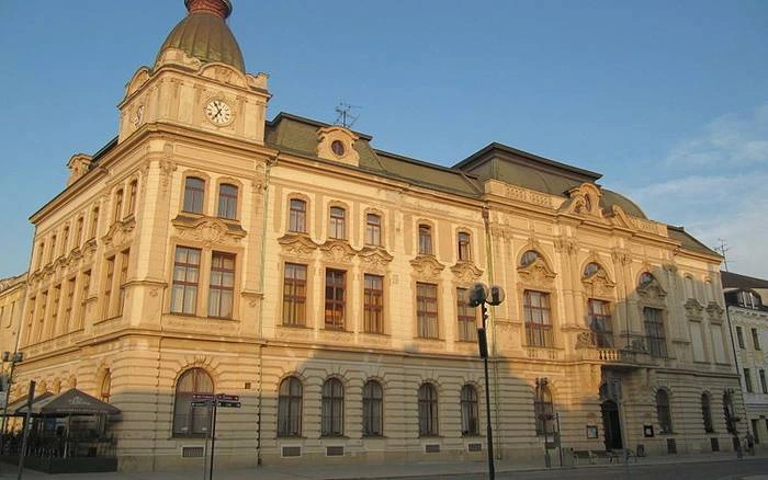 Historické radnice v Přerově na náměstí za slunečného dne.