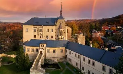 Zruči nad Sázavou hrad s barevným nebem a duhou.